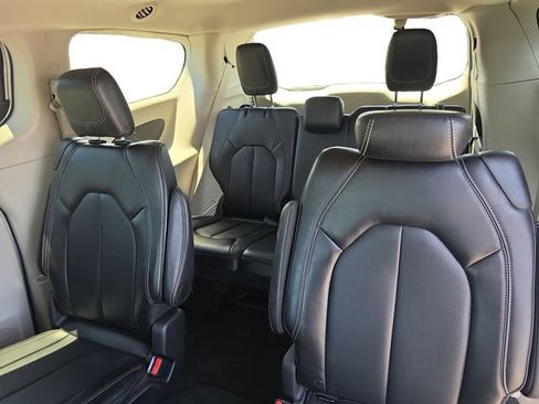 Used 2024 Chrysler Pacifica Touring-L FWD image 15