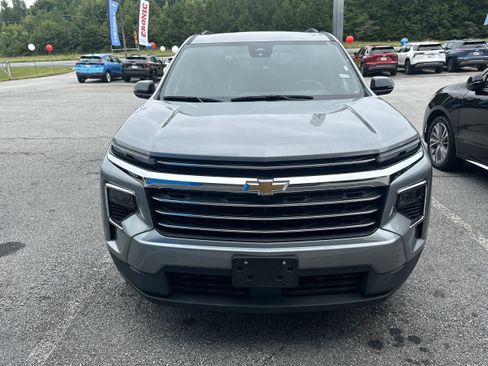 Used 2026 Chevrolet Traverse LT FWD image 2