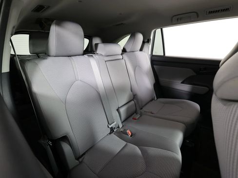 Used 2020 Toyota Highlander LE AWD/4WD image 22