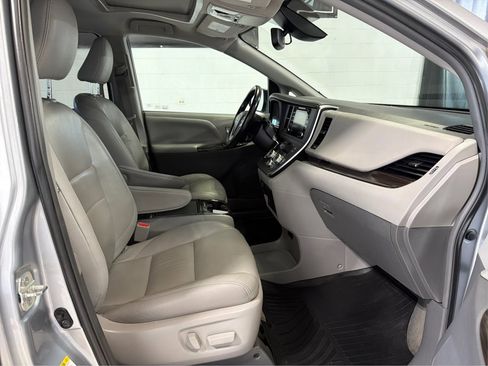 Used 2018 Toyota Sienna XLE Premium FWD image 15