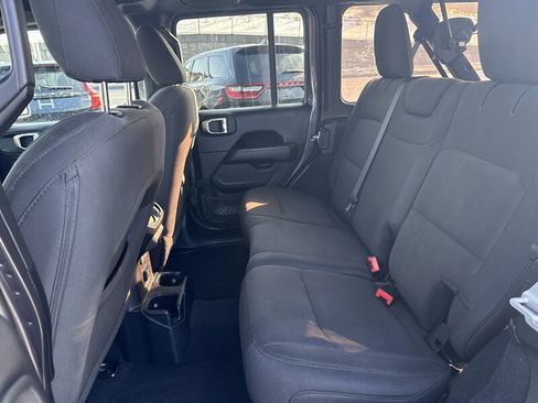 Used 2019 Jeep Wrangler Unlimited Sahara image 12