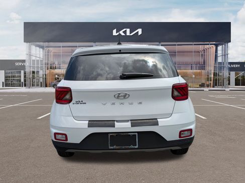 Used 2024 Hyundai Venue SE FWD image 5