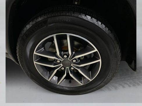 Used 2019 Jeep Grand Cherokee Laredo w/ 18" Wheel & 8.4" Radio Group AWD/4WD image 19