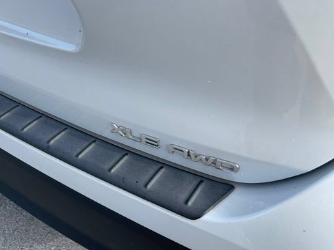 Used 2022 Toyota Highlander XLE AWD/4WD image 7