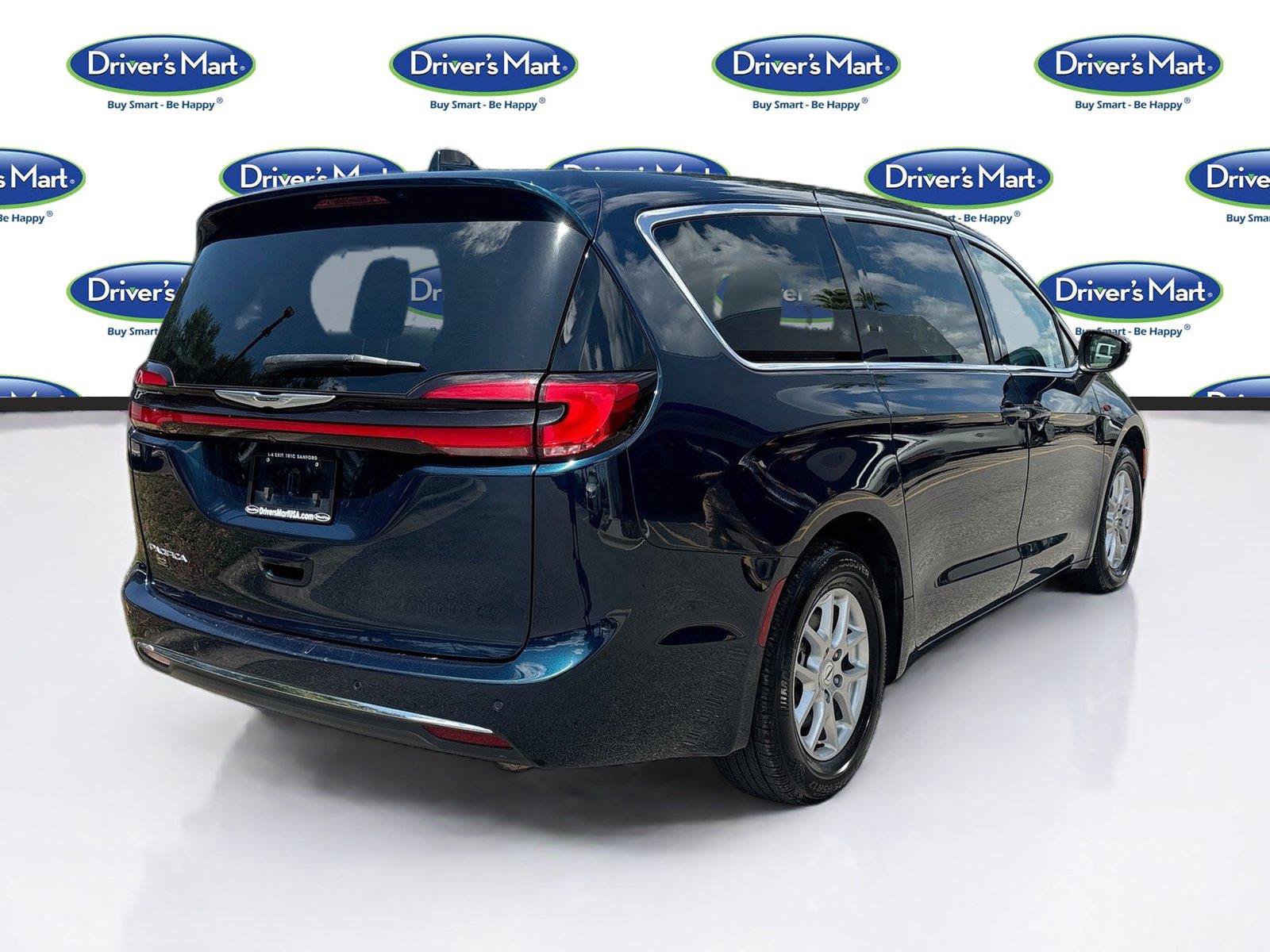 Used 2023 Chrysler Pacifica Touring-L FWD image 7