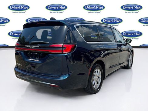 Used 2023 Chrysler Pacifica Touring-L FWD image 7