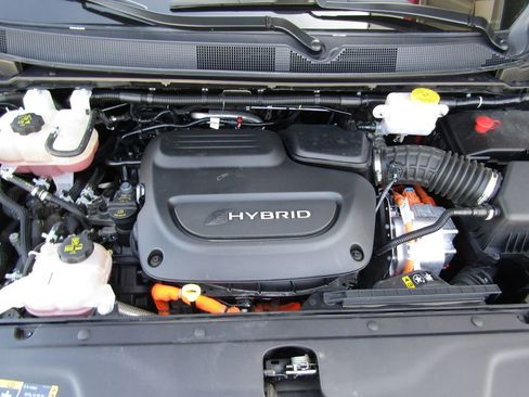 Used 2024 Chrysler Pacifica Select image 33