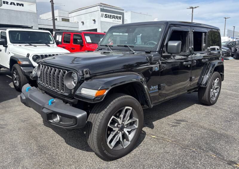 Used 2024 Jeep Wrangler Unlimited w/ Technology Group AWD/4WD image 2