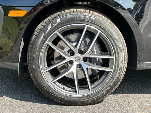 Certified 2025 Porsche Macan AWD/4WD image 30
