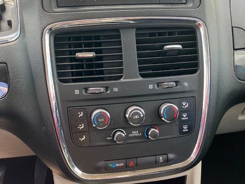 Used 2014 Dodge Grand Caravan SXT FWD image 10