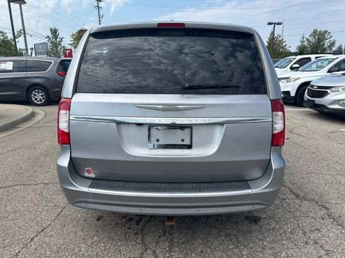 Used 2015 Chrysler Town & Country Touring-L w/ Driver Convenience Group FWD image 6