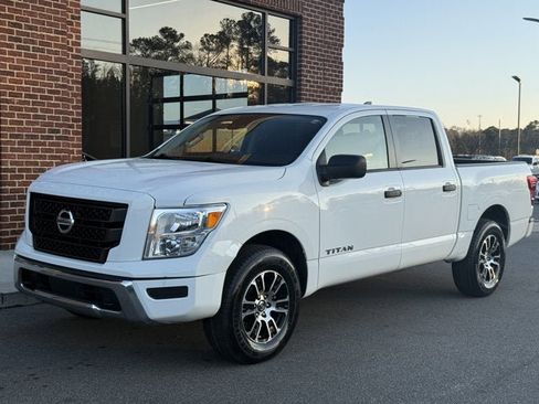 Used 2022 Nissan Titan SV image 1