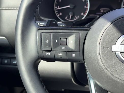 Used 2024 Nissan Pathfinder SL FWD image 12