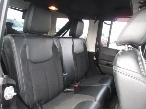 Used 2017 Jeep Wrangler Unlimited Sahara image 19