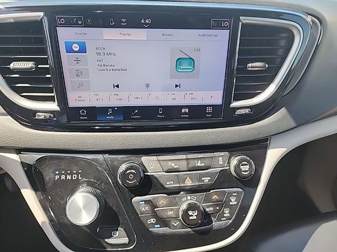 Used 2023 Chrysler Pacifica Touring-L image 15