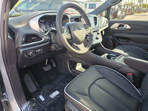 New 2026 Chrysler Pacifica Limited image 15