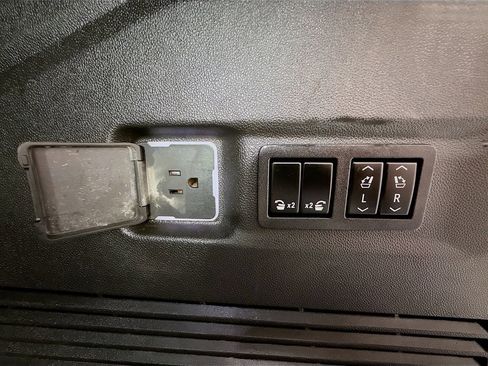 Used 2022 Chevrolet Suburban RST image 35