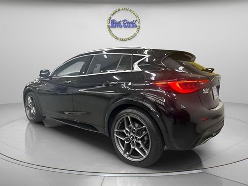 Used 2018 INFINITI QX30 Premium w/ Navigation Package FWD image 3
