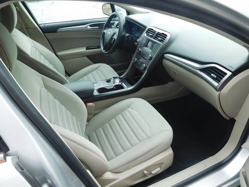 Used 2018 Ford Fusion SE FWD image 11
