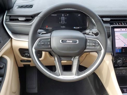 New 2025 Jeep Grand Cherokee Limited w/ Black Appearance Package image 8