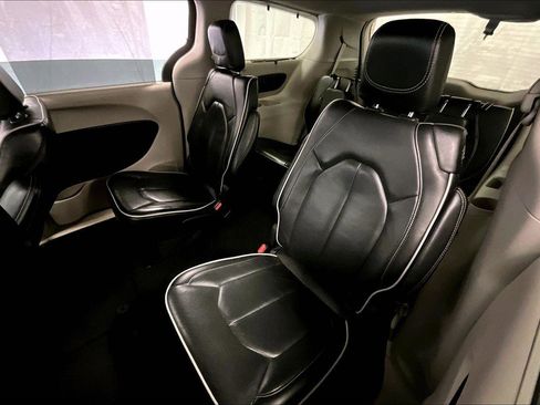 Used 2023 Chrysler Pacifica Limited image 25