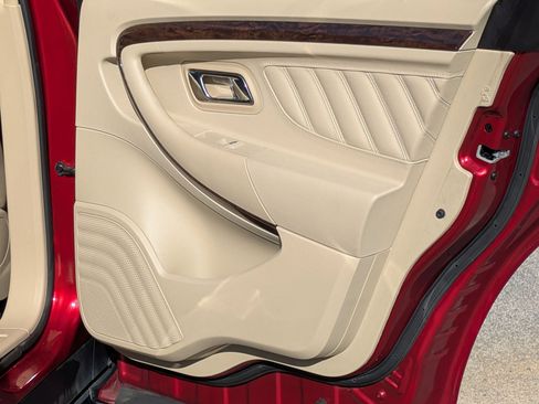 Used 2013 Ford Taurus Limited image 29