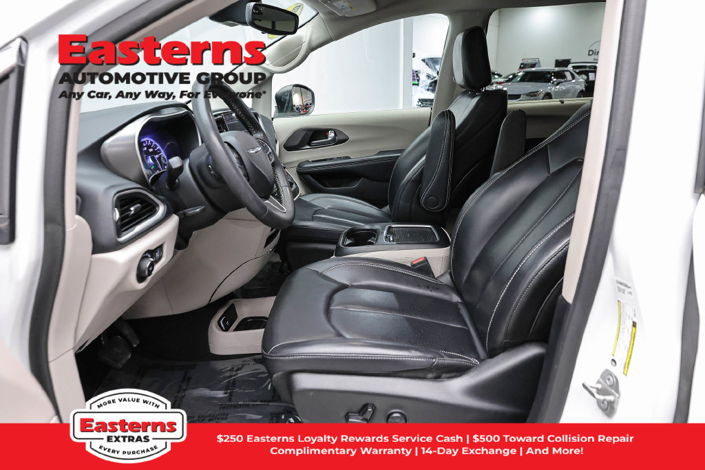 Used 2023 Chrysler Pacifica Touring-L FWD image 15