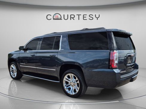 Used 2020 GMC Yukon XL SLT w/ Premium Edition AWD/4WD image 3