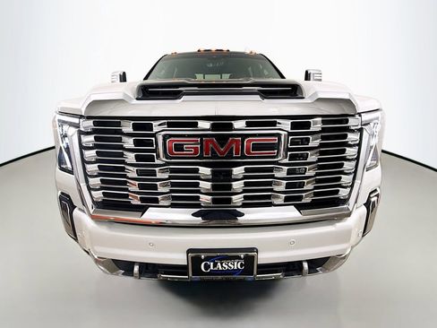 Used 2025 GMC Sierra 3500 Denali w/ Technology Package image 2