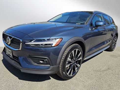 New 2026 Volvo V60 B5 Cross Country Ultra w/ Climate Package image 7