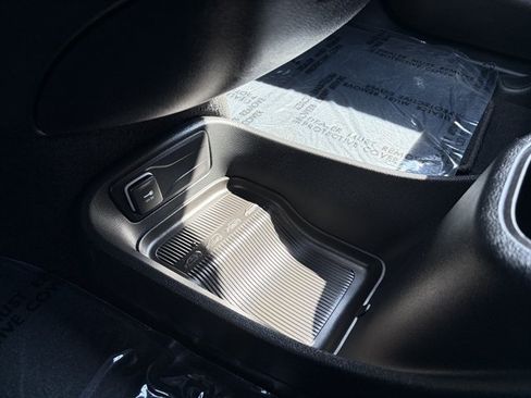Used 2025 Chrysler Pacifica Select FWD image 39