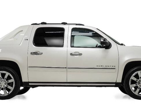 Used 2012 Chevrolet Avalanche LTZ image 5