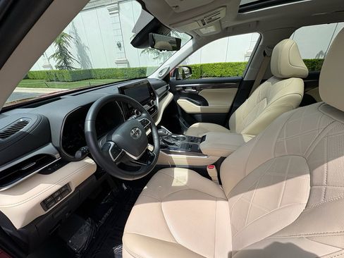 Used 2024 Toyota Highlander Platinum AWD/4WD image 16
