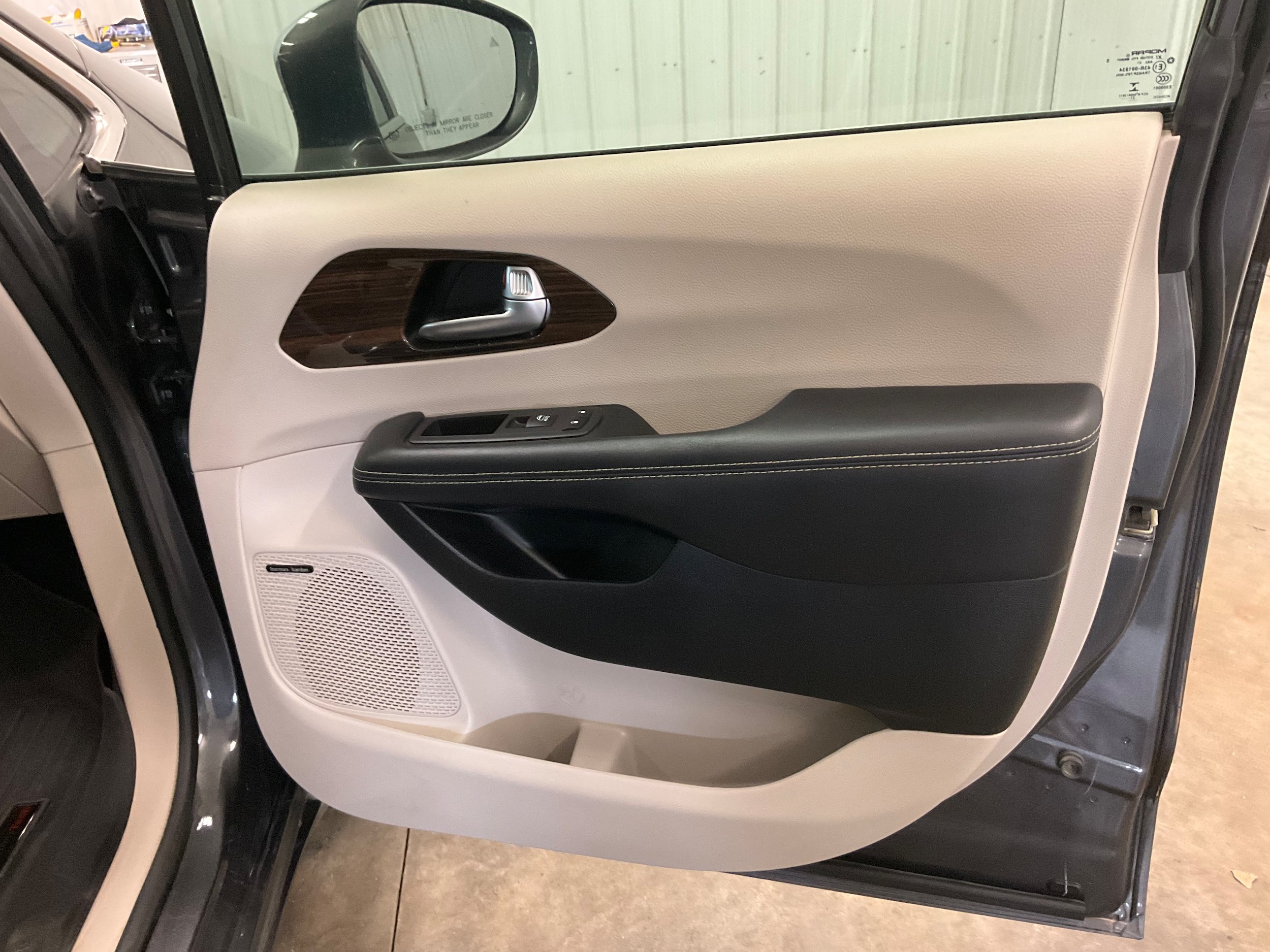 Used 2022 Chrysler Pacifica Limited AWD/4WD image 31