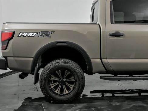 Used 2021 Nissan Titan PRO-4X w/ Pro-4x Convenience Package image 11