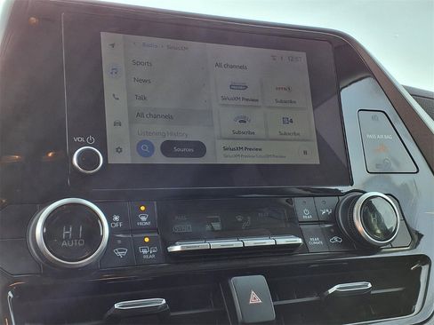 Used 2024 Toyota Highlander LE image 19