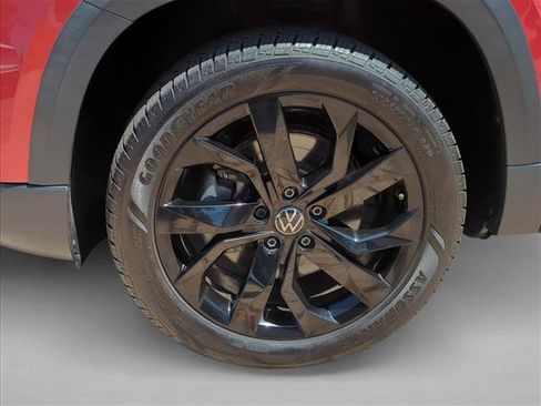 Used 2022 Volkswagen Taos SEL w/ Panoramic Sunroof Package FWD image 16