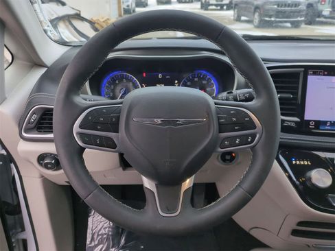 Used 2023 Chrysler Pacifica Touring-L image 22