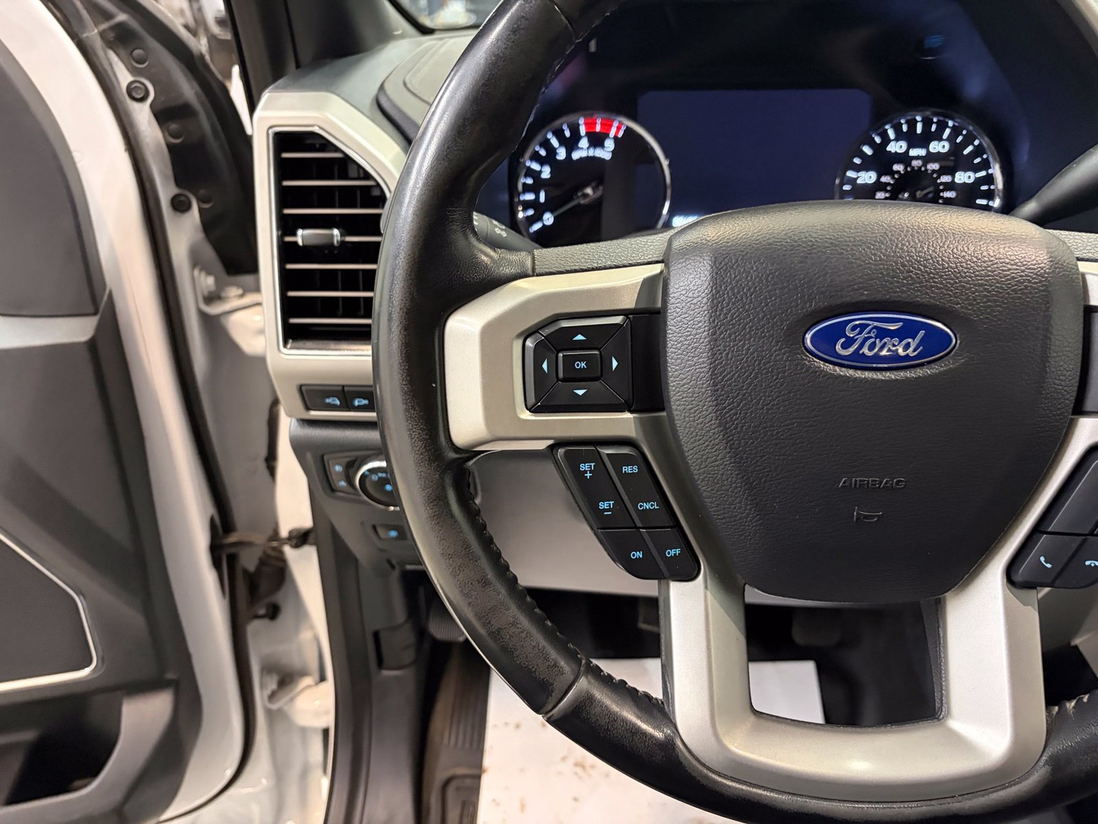 Used 2022 Ford F350 Lariat w/ Lariat Ultimate Package AWD/4WD image 13