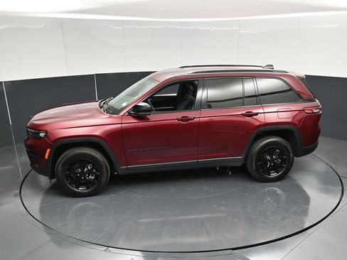 Used 2025 Jeep Grand Cherokee Altitude AWD/4WD image 47