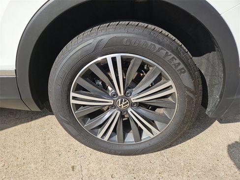 Used 2024 Volkswagen Tiguan SE image 28