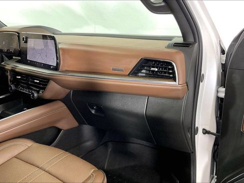 Used 2025 Chevrolet Tahoe High Country AWD/4WD image 21