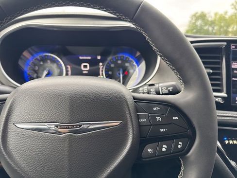 Used 2022 Chrysler Pacifica Limited w/ Uconnect Theater Family Group image 20