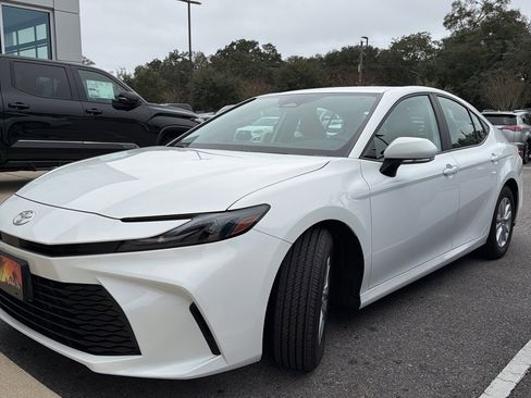 Used 2025 Toyota Camry LE image 6