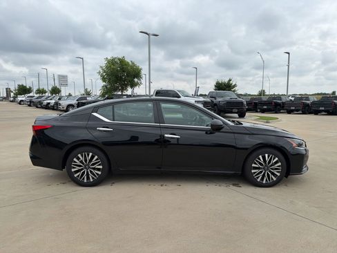 Used 2024 Nissan Altima 2.5 SV FWD image 6