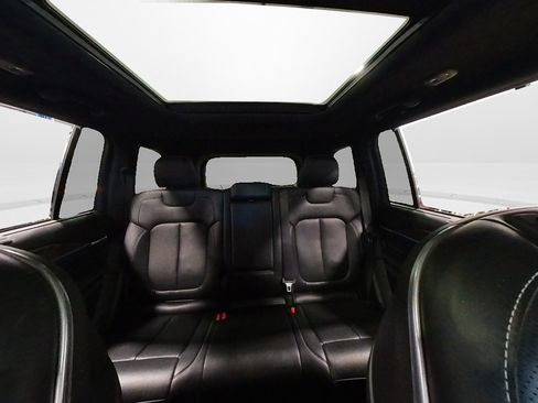 Used 2022 Jeep Grand Cherokee Overland w/ Luxury Tech Group IV image 46