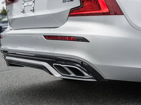Certified 2022 Volvo S60 B5 Momentum w/ Premium Package image 7