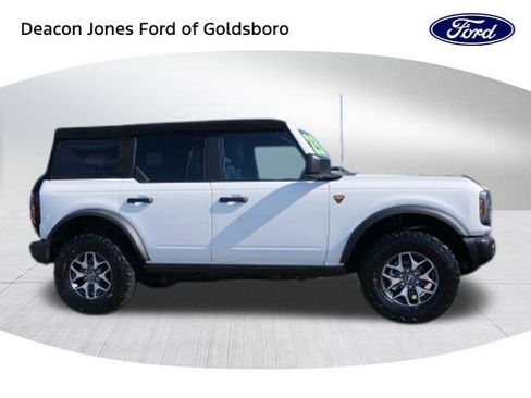 Used 2023 Ford Bronco Badlands image 2