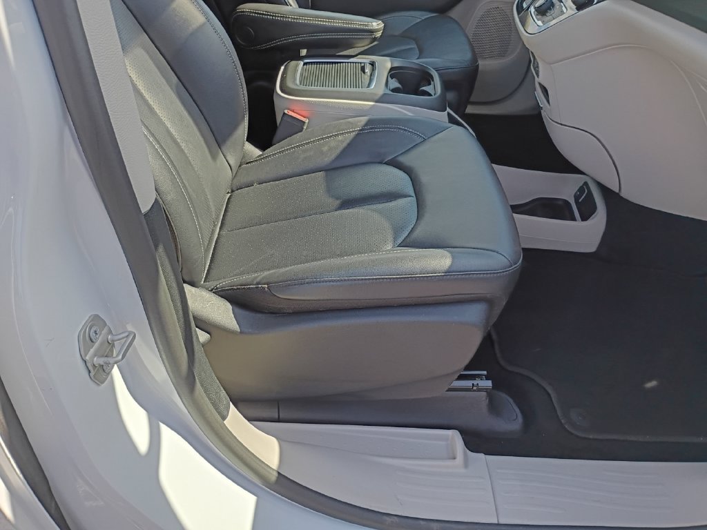 Used 2024 Chrysler Pacifica Touring-L FWD image 21