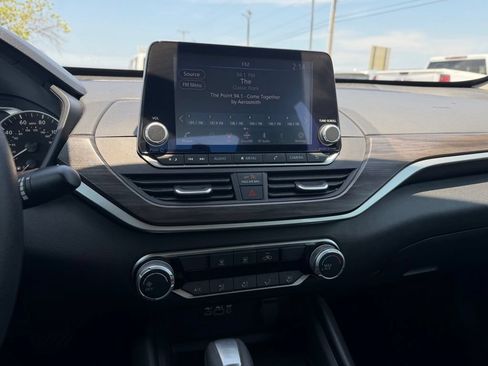 Used 2025 Nissan Altima 2.5 SV FWD image 18
